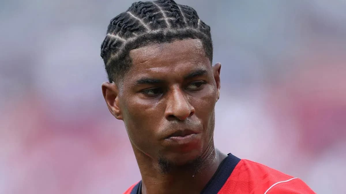Jugador con trenzas en el campo de fútbol