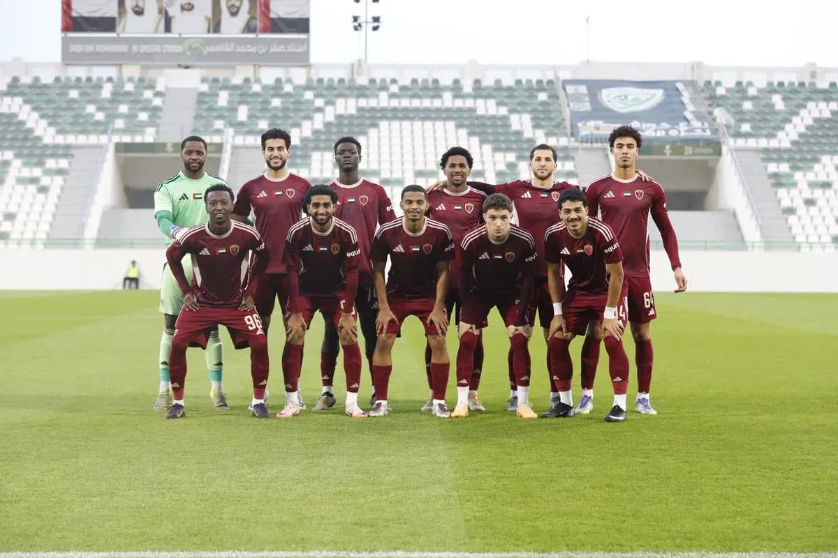 Equipo Al Wahda U23 posando en el campo