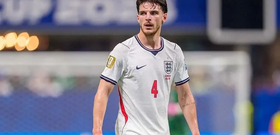 Jugador de Inglaterra en partido con camiseta blanca