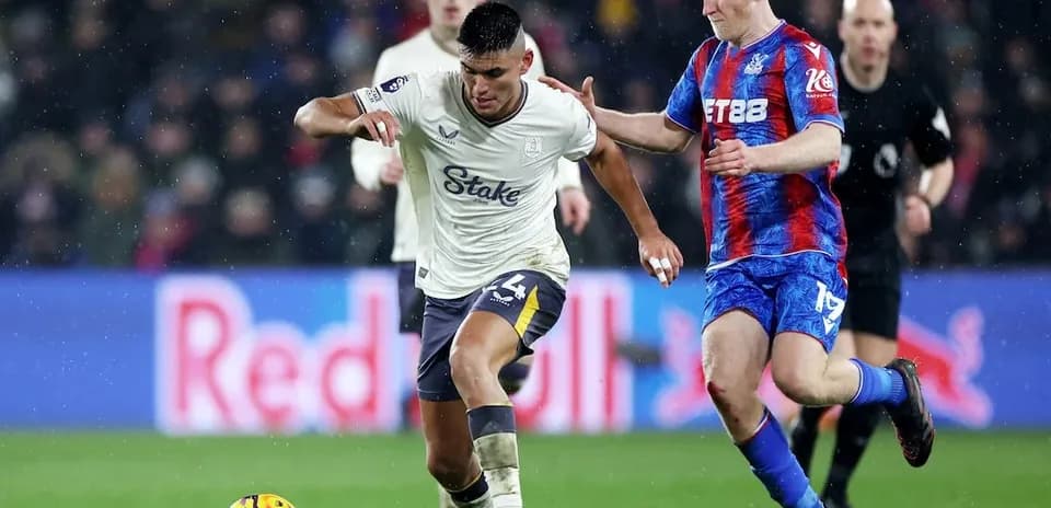 Jugador de Crystal Palace persigue a adversario de Everton