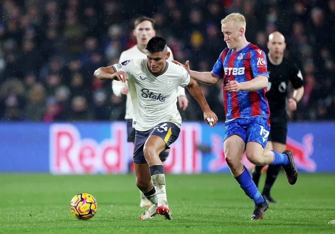 Jugador de Crystal Palace persigue a adversario de Everton