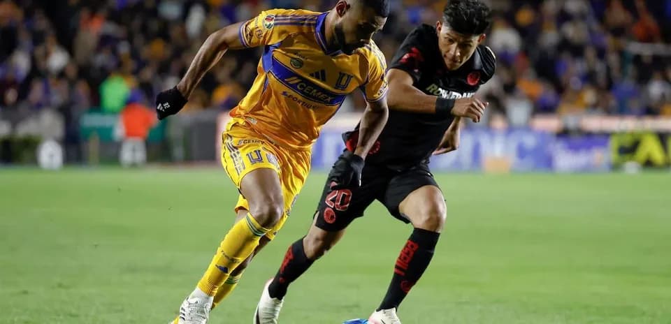 Jugador de Tigres UANL contra Toluca en partido