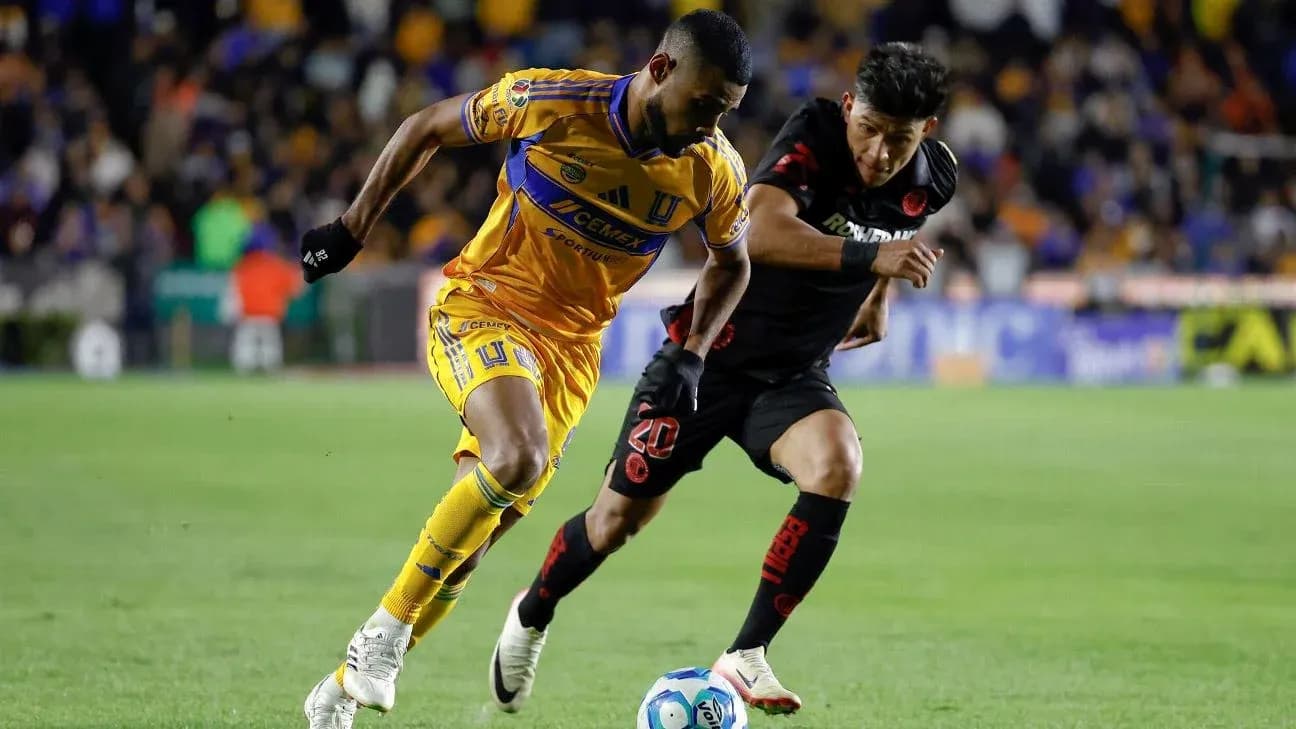 Jugador de Tigres UANL contra Toluca en partido