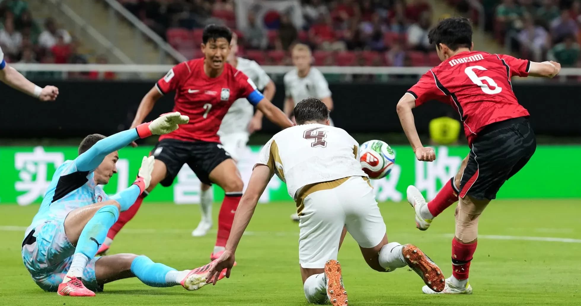 Acción durante el partido Corea del Sur vs República Checa