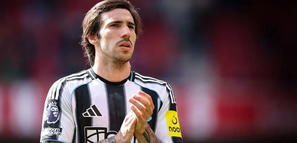 Jugador de Newcastle United aplaudiendo en el campo
