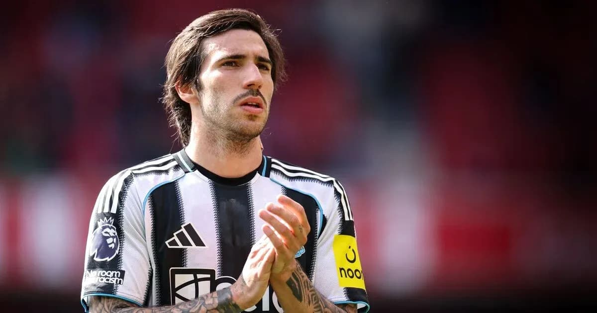Jugador de Newcastle United aplaudiendo en el campo