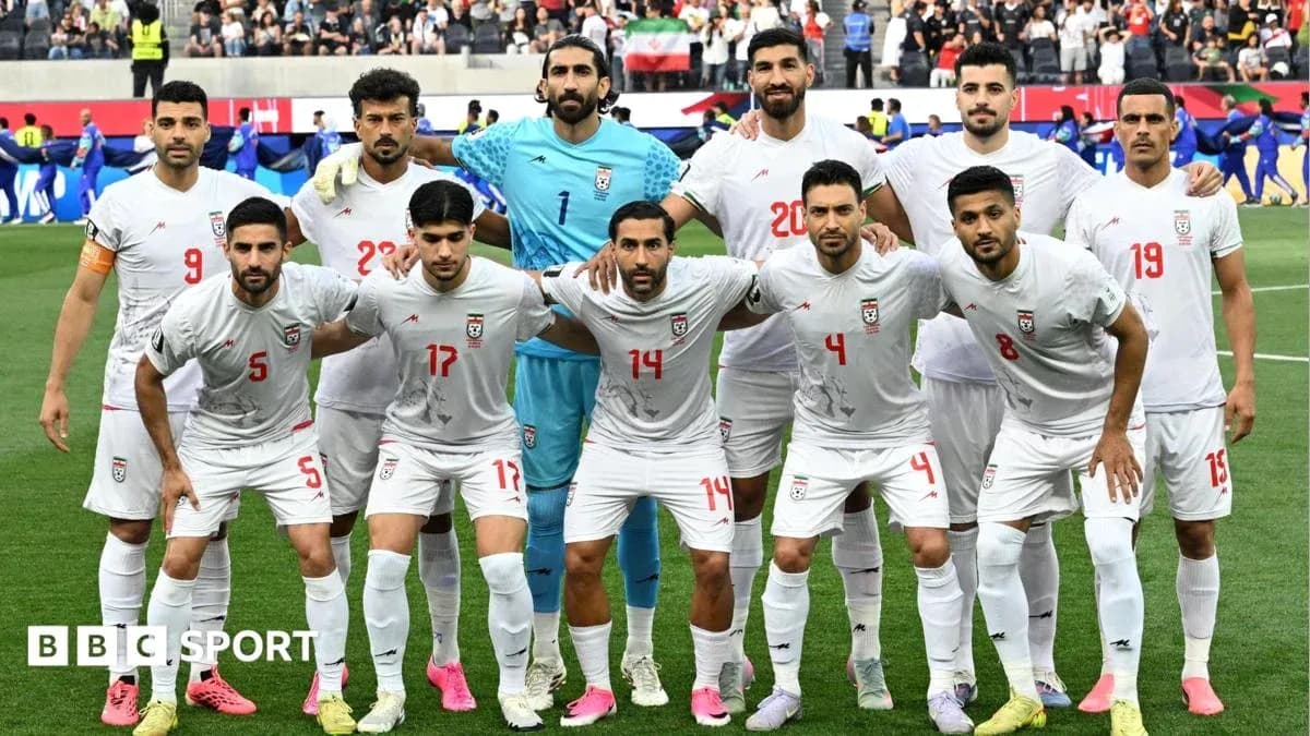 Equipo de fútbol de Irán posando en el campo