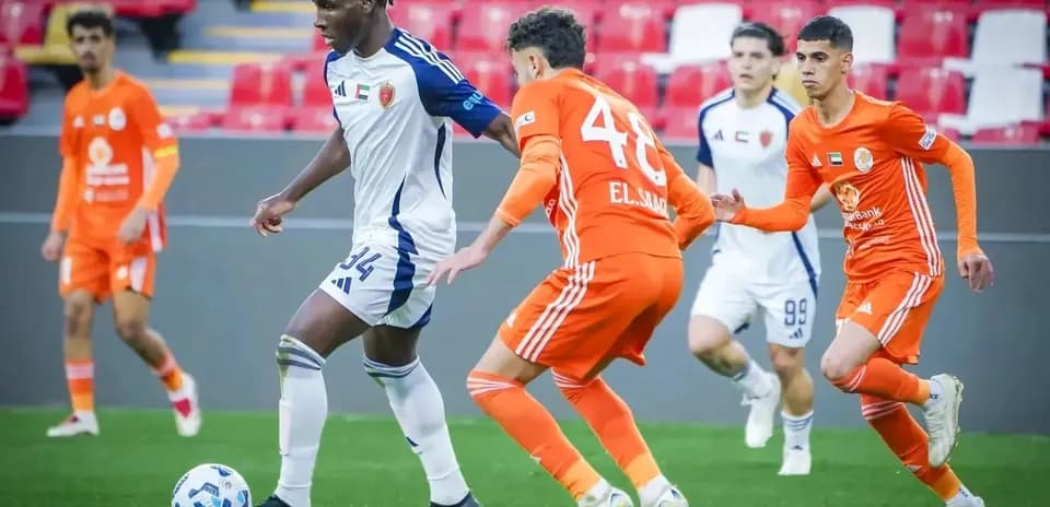 Jugadores compitiendo en partido de fútbol U23