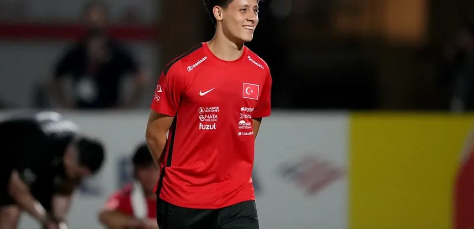 Jugador sonriente durante entrenamiento de Turquía