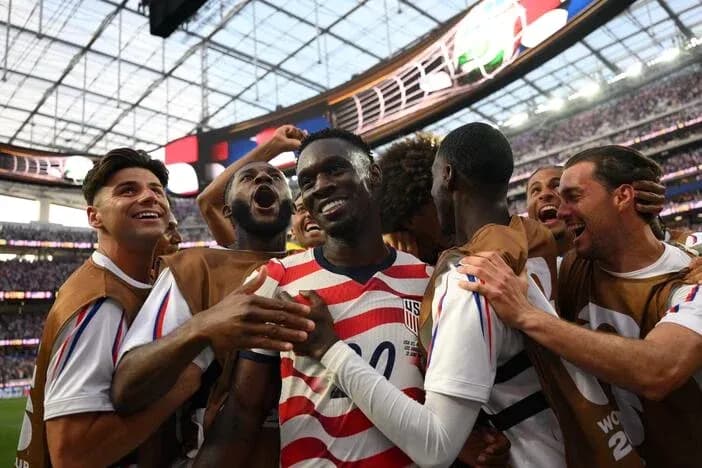 Jugadores de Estados Unidos celebrando un gol