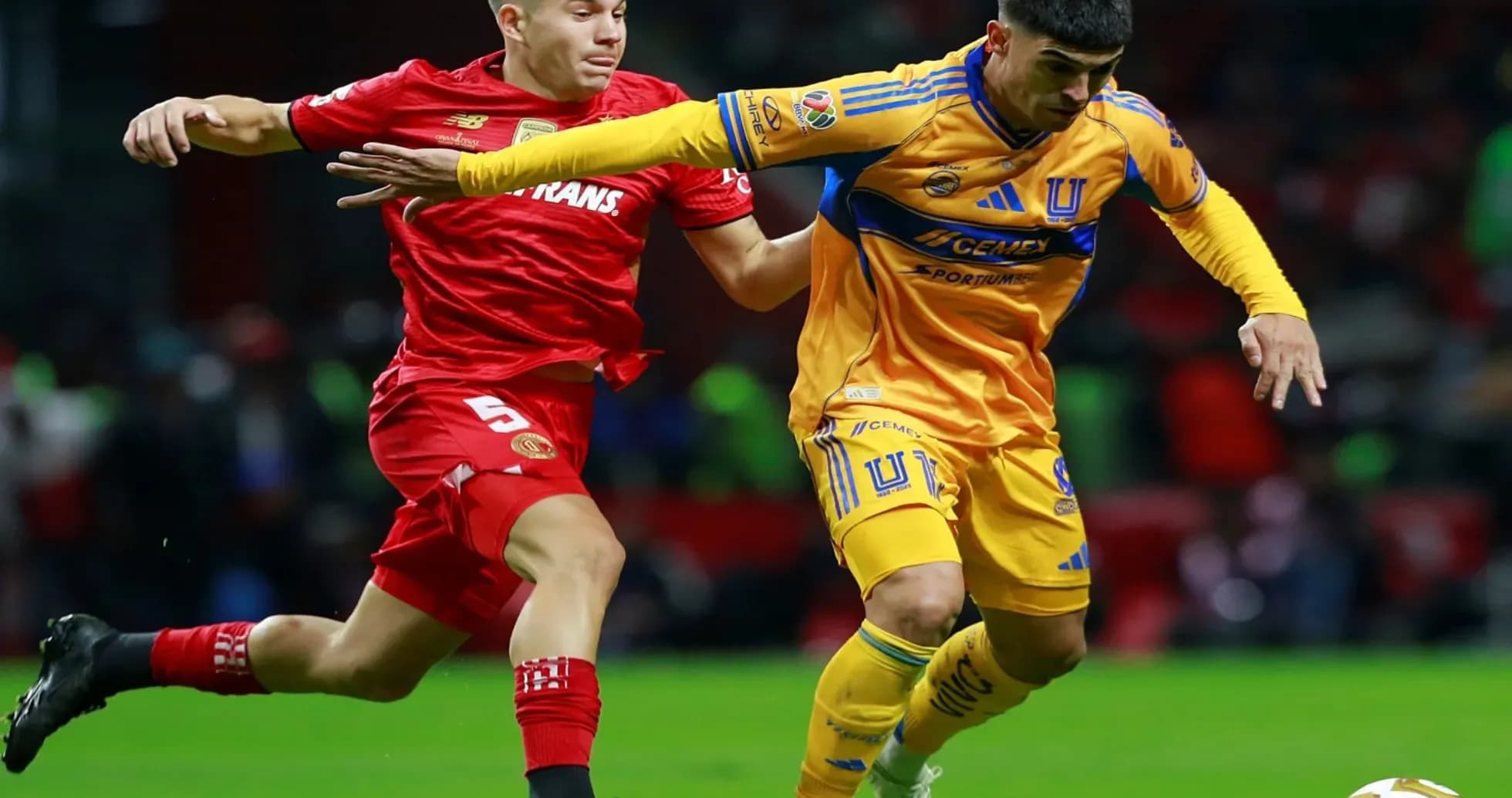 Jugador de Toluca persigue a jugador de Tigres UANL