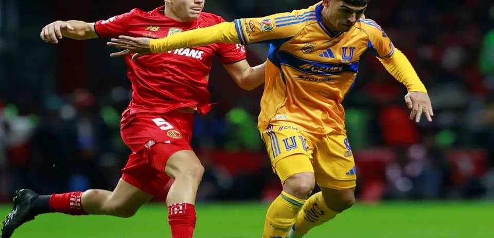 Jugador de Toluca persigue a jugador de Tigres UANL