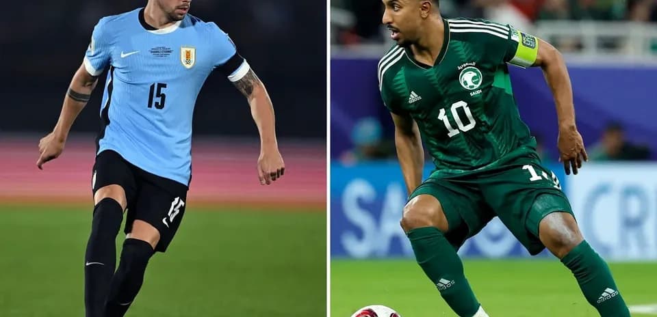 Jugadores de Arabia Saudita y Uruguay en acción