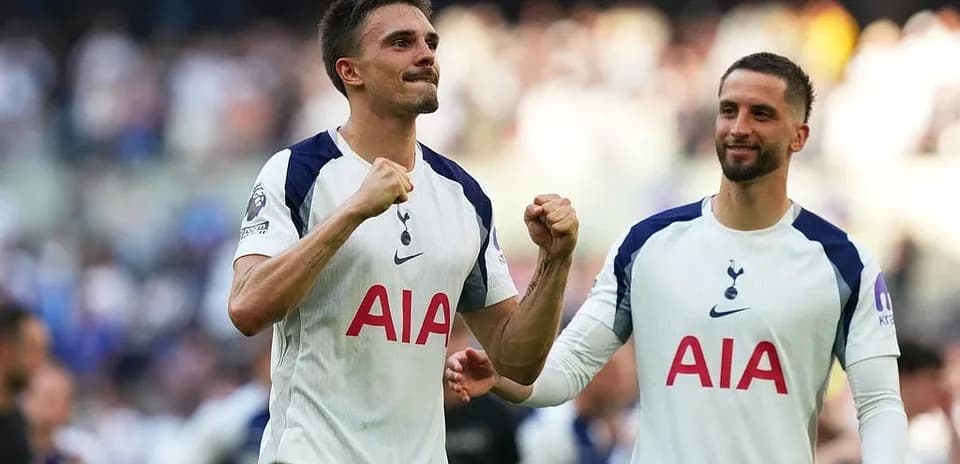 Dos jugadores de Tottenham celebrando en el campo
