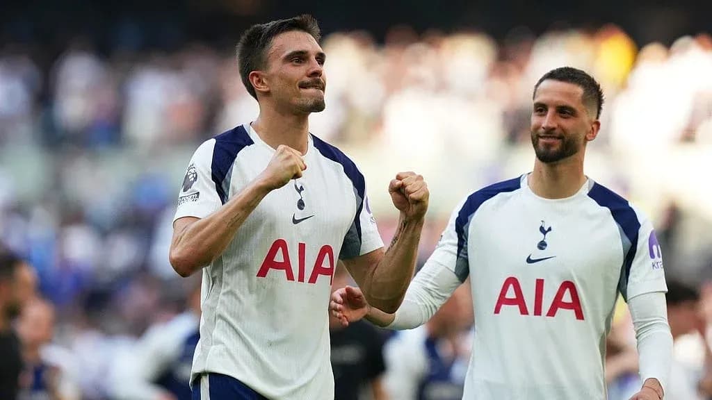 Dos jugadores de Tottenham celebrando en el campo