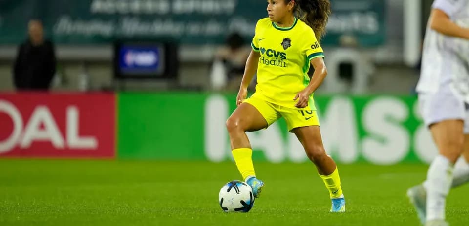 Jugadora de Seattle Reign FC controlando el balón
