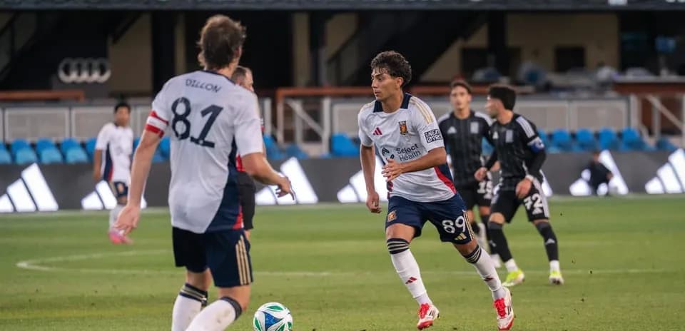 Dos jugadores de Real Monarchs en el campo