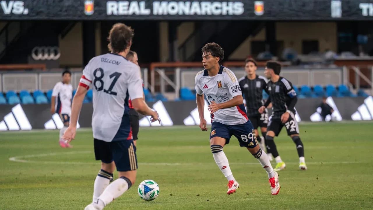 Dos jugadores de Real Monarchs en el campo