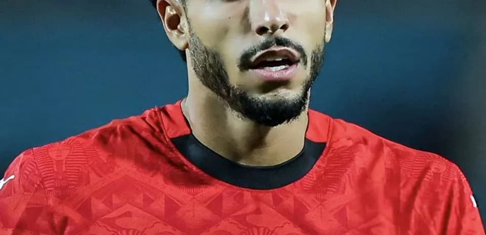 Jugador con camiseta roja de Egipto en el campo