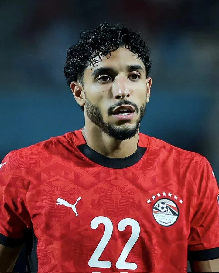 Jugador con camiseta roja de Egipto en el campo