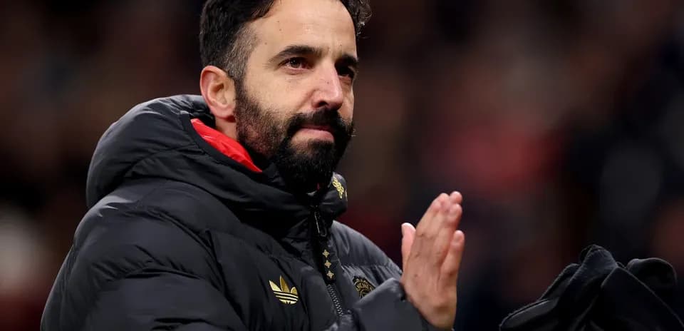 Entrenador aplaudiendo en el banquillo del estadio