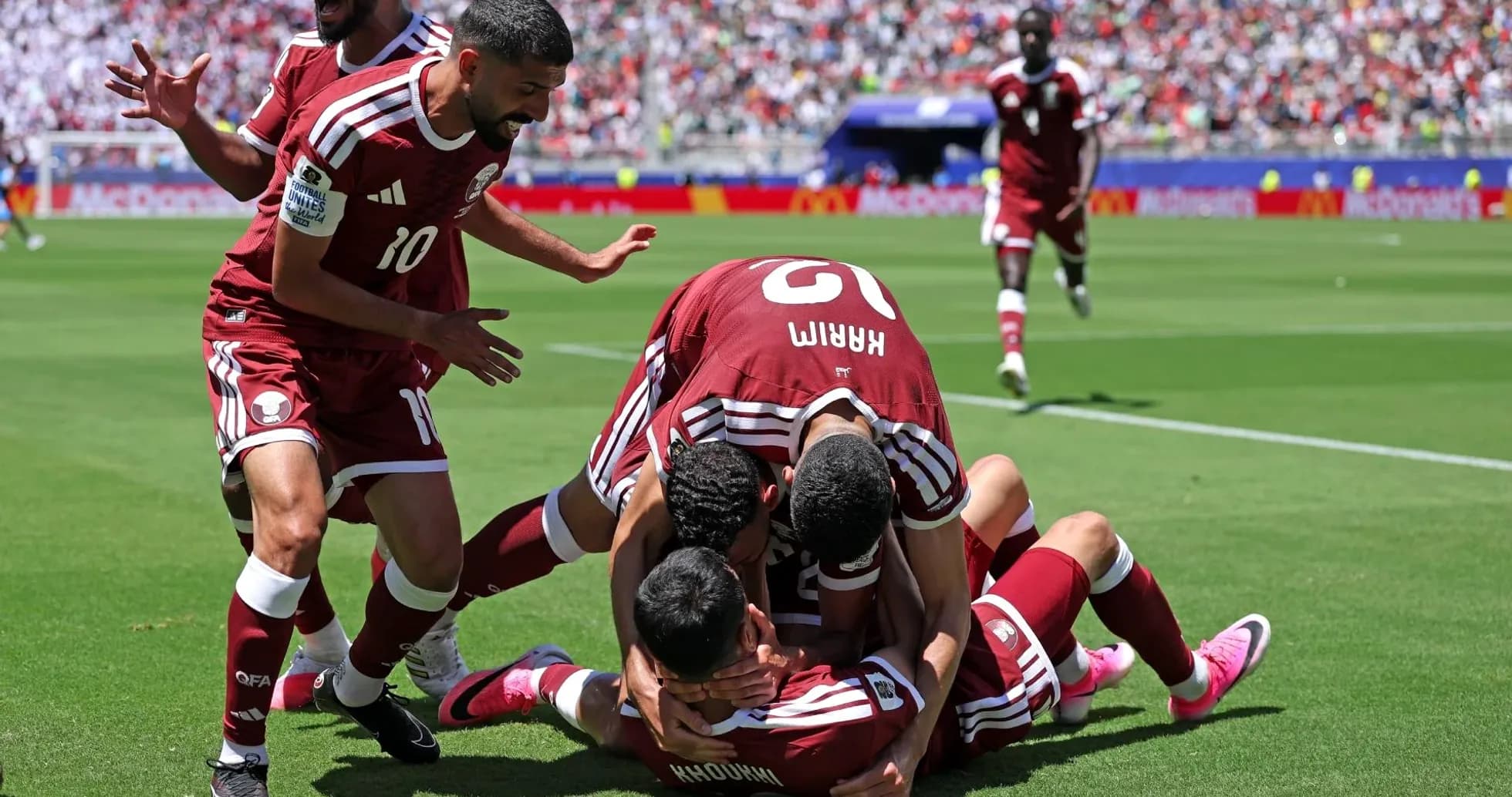 Jugadores de Qatar celebrando un gol