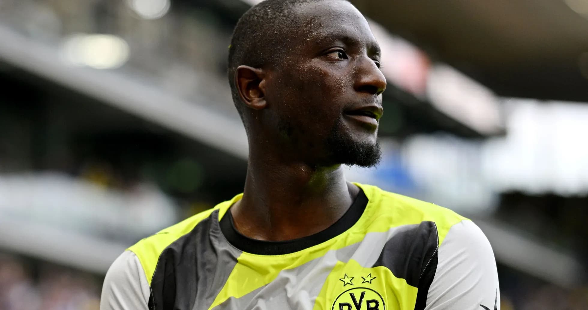 Jugador de Borussia Dortmund en uniforme de entrenamiento