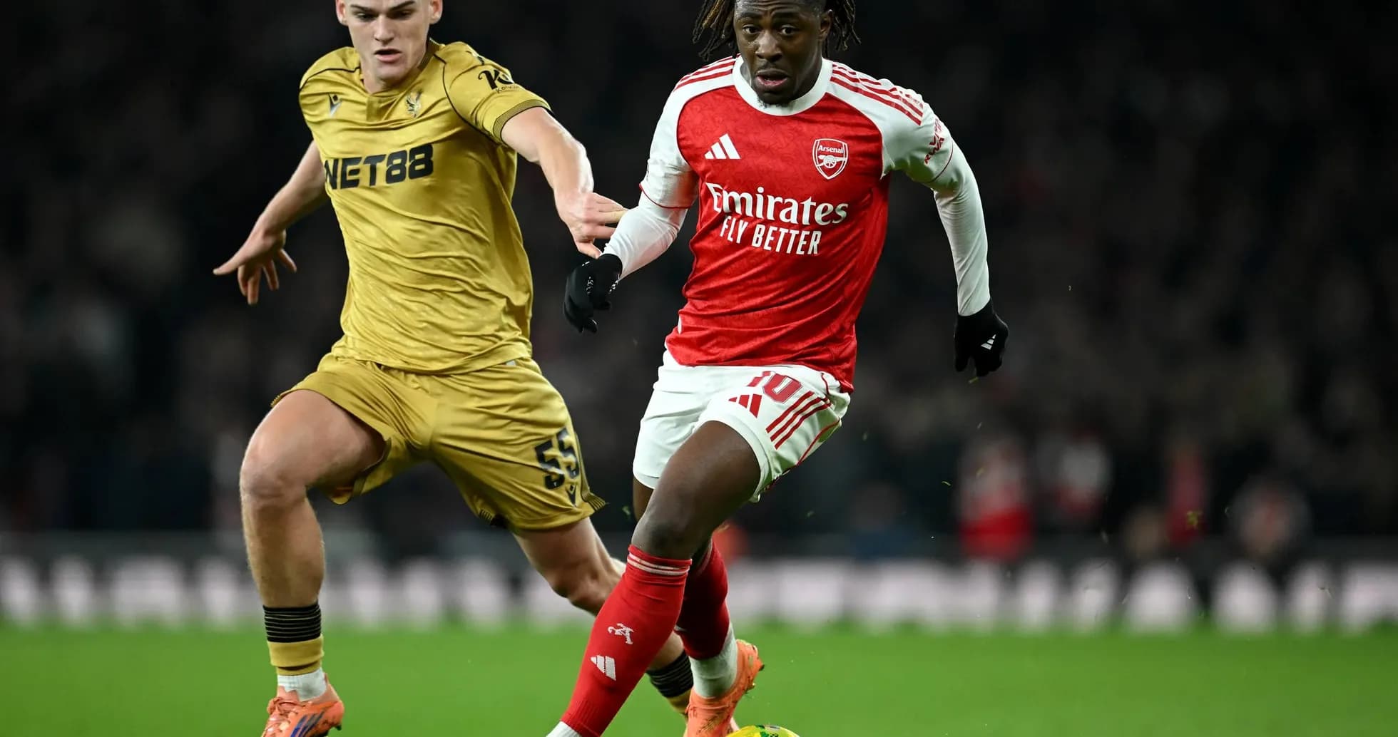 Jugador de Arsenal avanzando con el balón