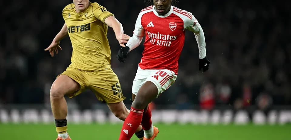 Jugador de Arsenal avanzando con el balón