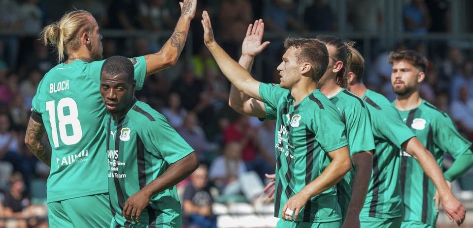 Jugadores celebrando un gol en partido de fútbol