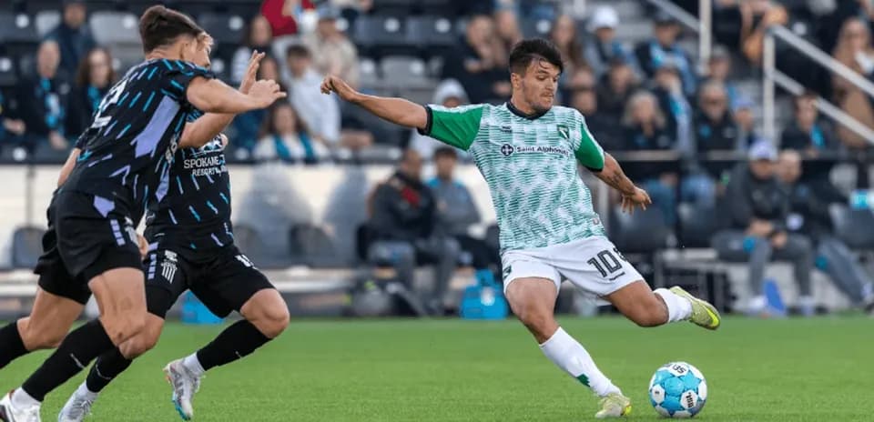 Jugadores de Spokane Velocity en acción durante el partido