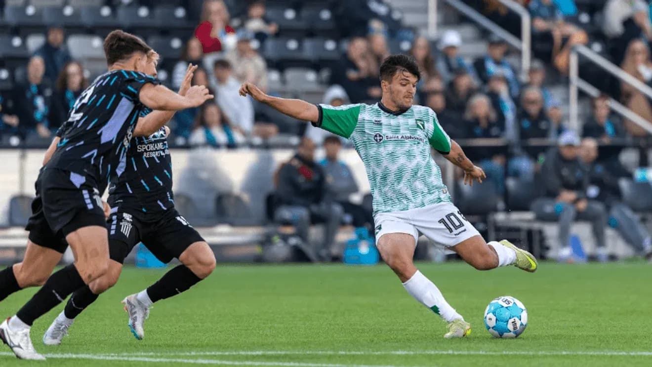 Jugadores de Spokane Velocity en acción durante el partido