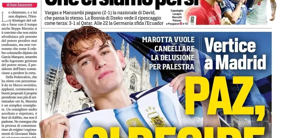 Jugador sosteniendo camiseta de Argentina con fondo de ciudad