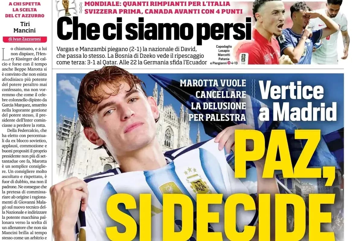 Jugador sosteniendo camiseta de Argentina con fondo de ciudad