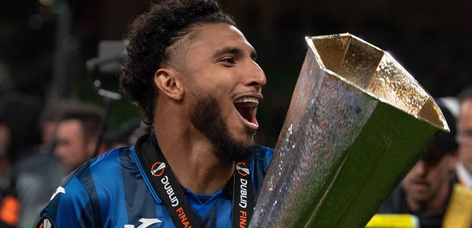 Jugador celebrando con trofeo de la Europa League