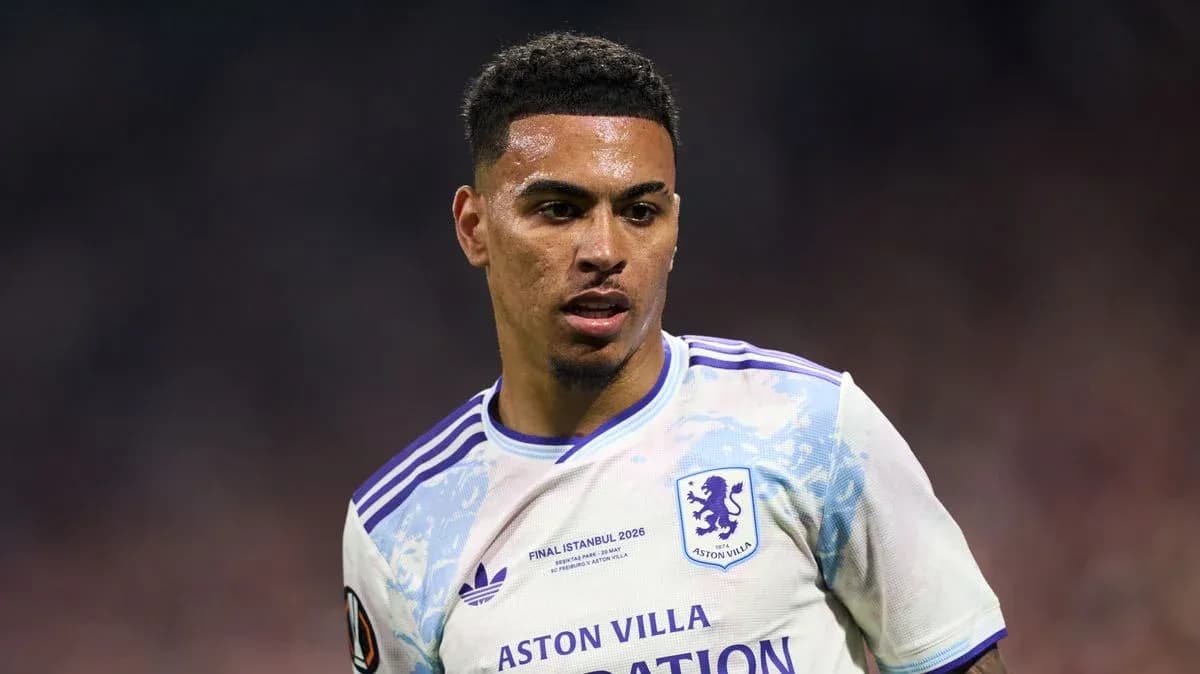 Jugador de Aston Villa durante un partido