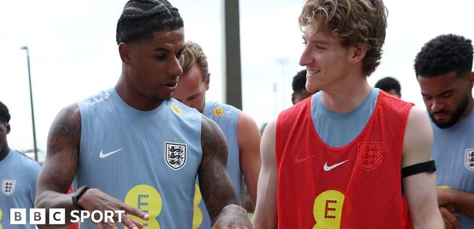 Jugadores de Inglaterra conversando durante entrenamiento