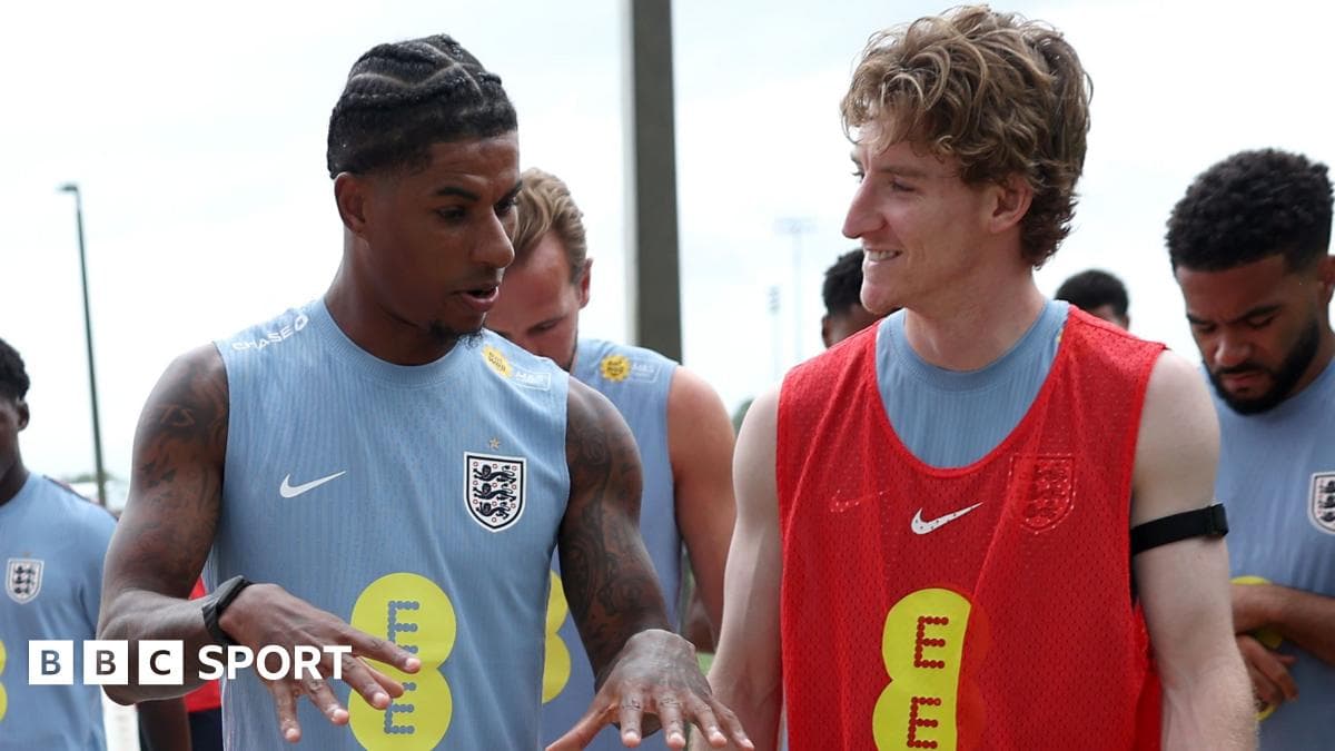 Jugadores de Inglaterra conversando durante entrenamiento