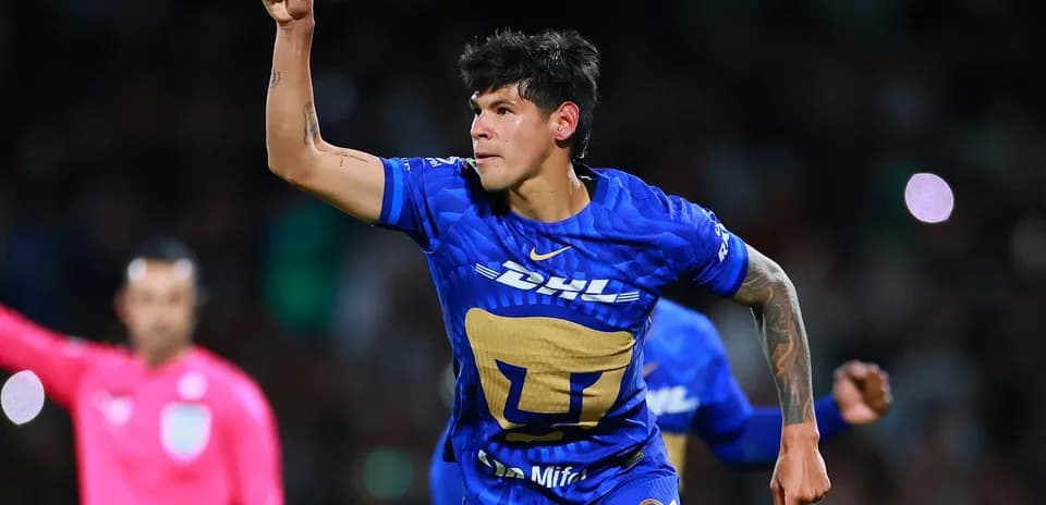 Jugador de Pumas celebra un gol