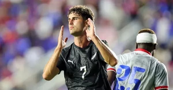 Jugador con camiseta negra gesticulando en el partido
