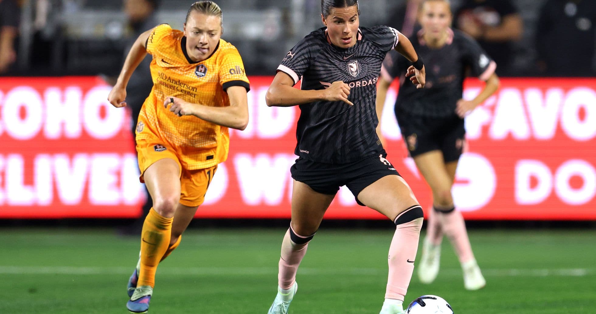 Jugadora del Houston Dash corriendo con el balón