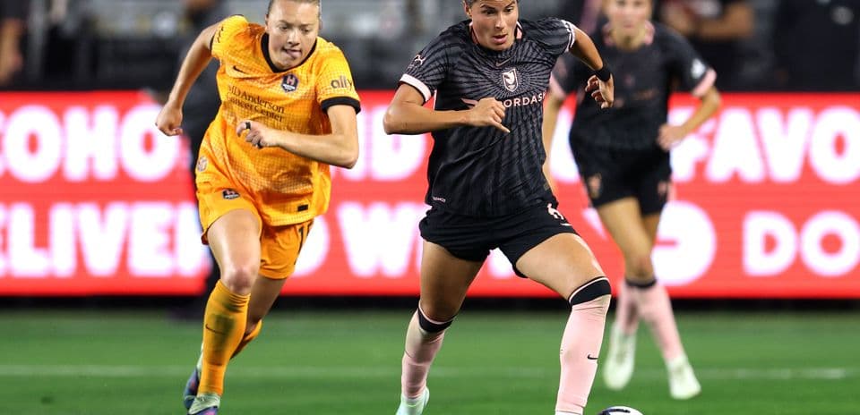 Jugadora del Houston Dash corriendo con el balón