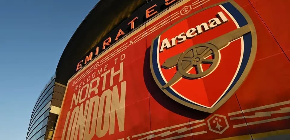 Fachada del Emirates Stadium con logo de Arsenal