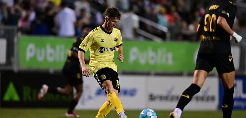 Jugador del Charleston Battery controlando el balón