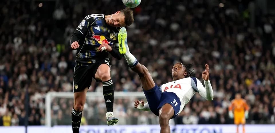 Jugador de Leeds United despejando el balón en el aire