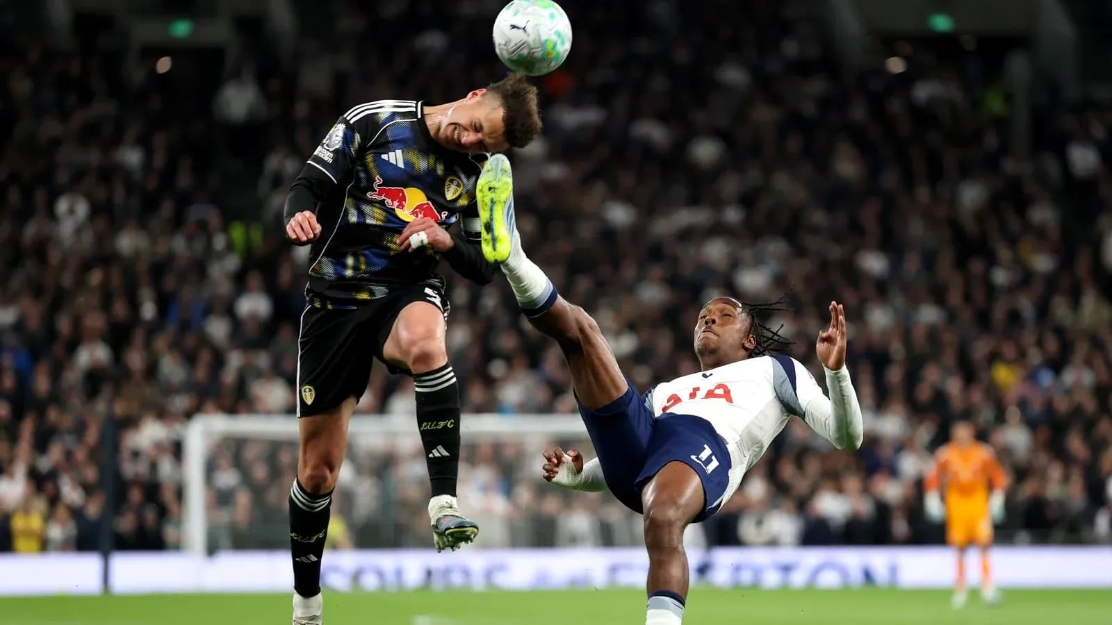 Jugador de Leeds United despejando el balón en el aire