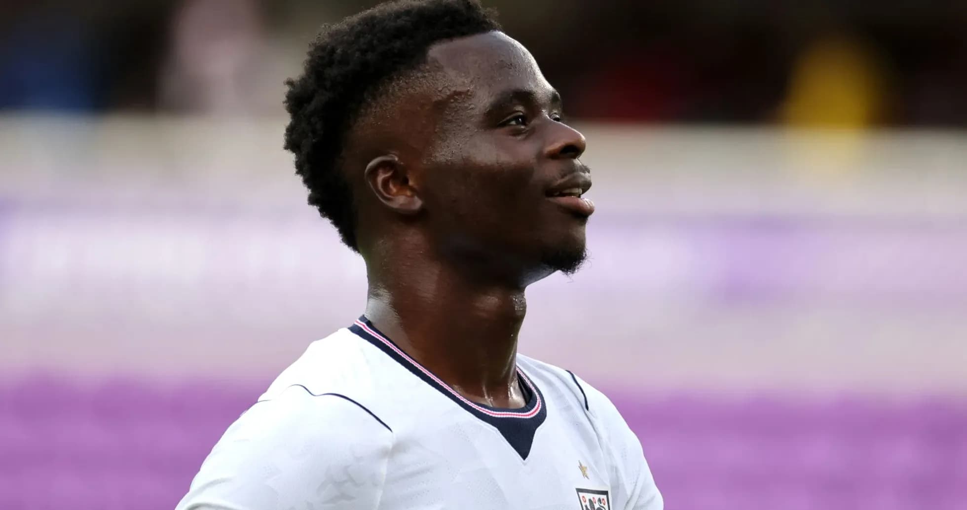 Jugador de Inglaterra sonriendo en el campo de juego