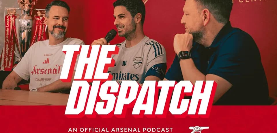 Tres personas hablando en un podcast de Arsenal