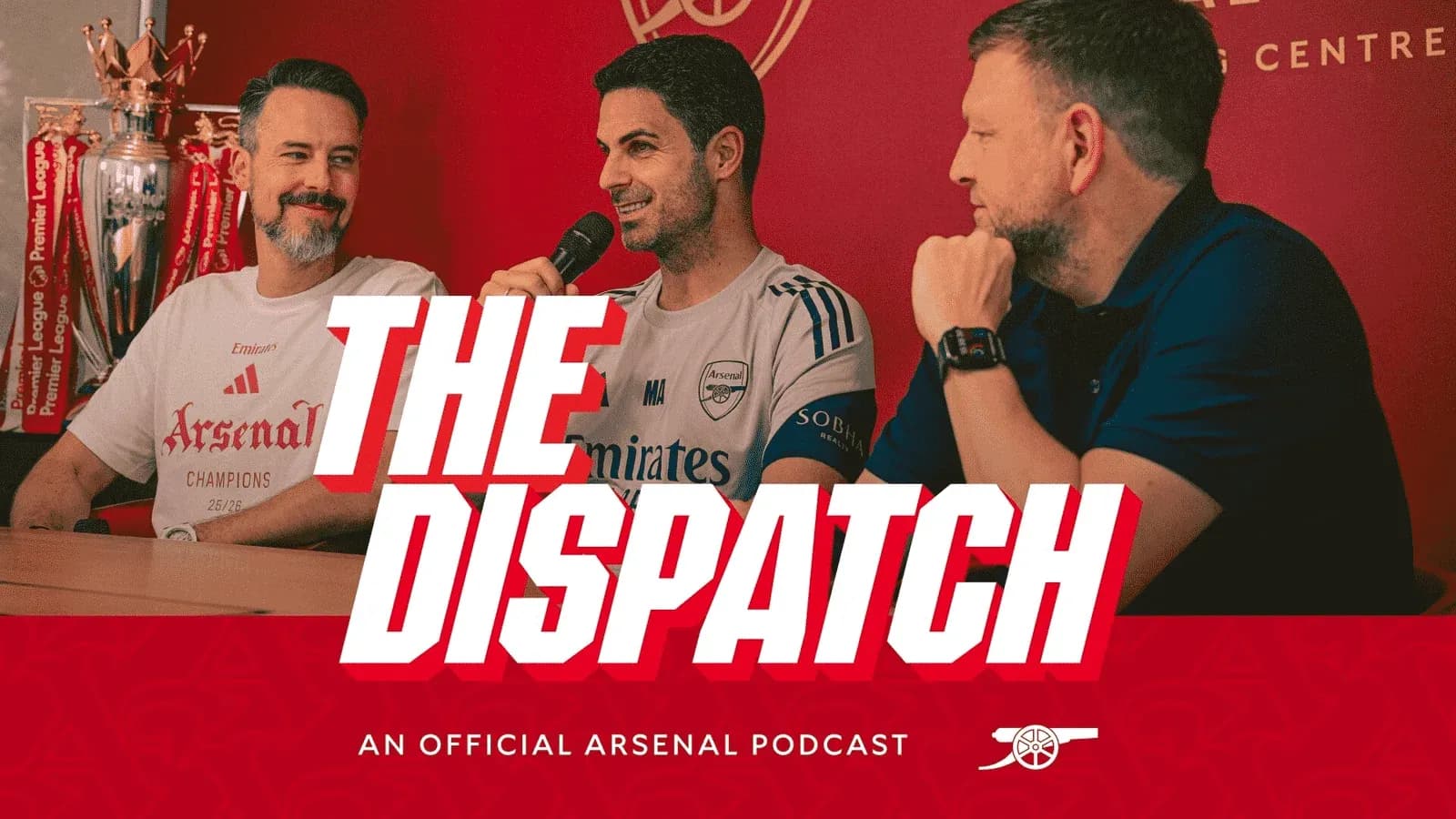 Tres personas hablando en un podcast de Arsenal