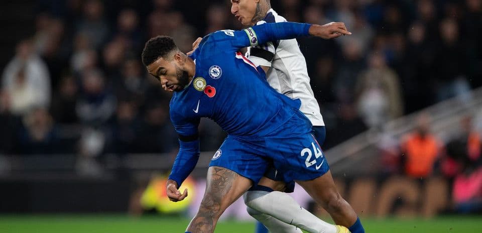 Un jugador del Chelsea luchando por el balón
